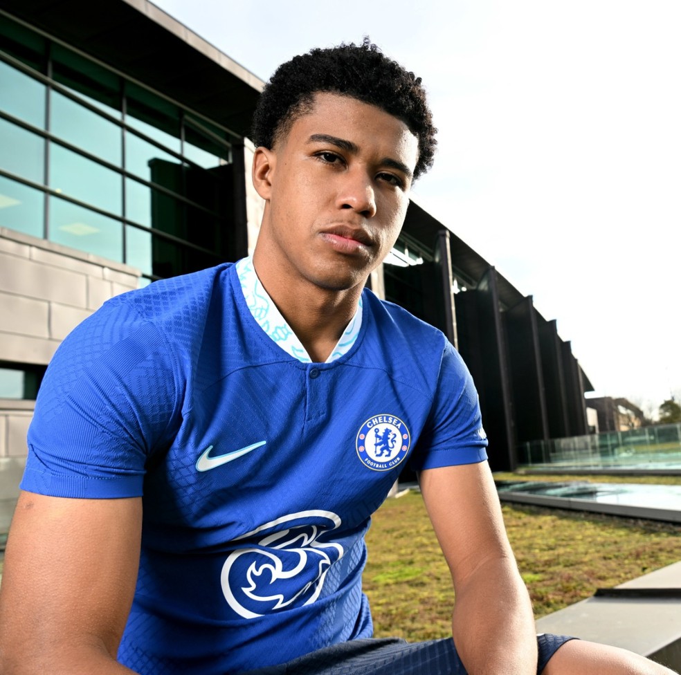 Andrey Santos com a camisa do Chelsea — Foto:  Divulgação/Chelsea