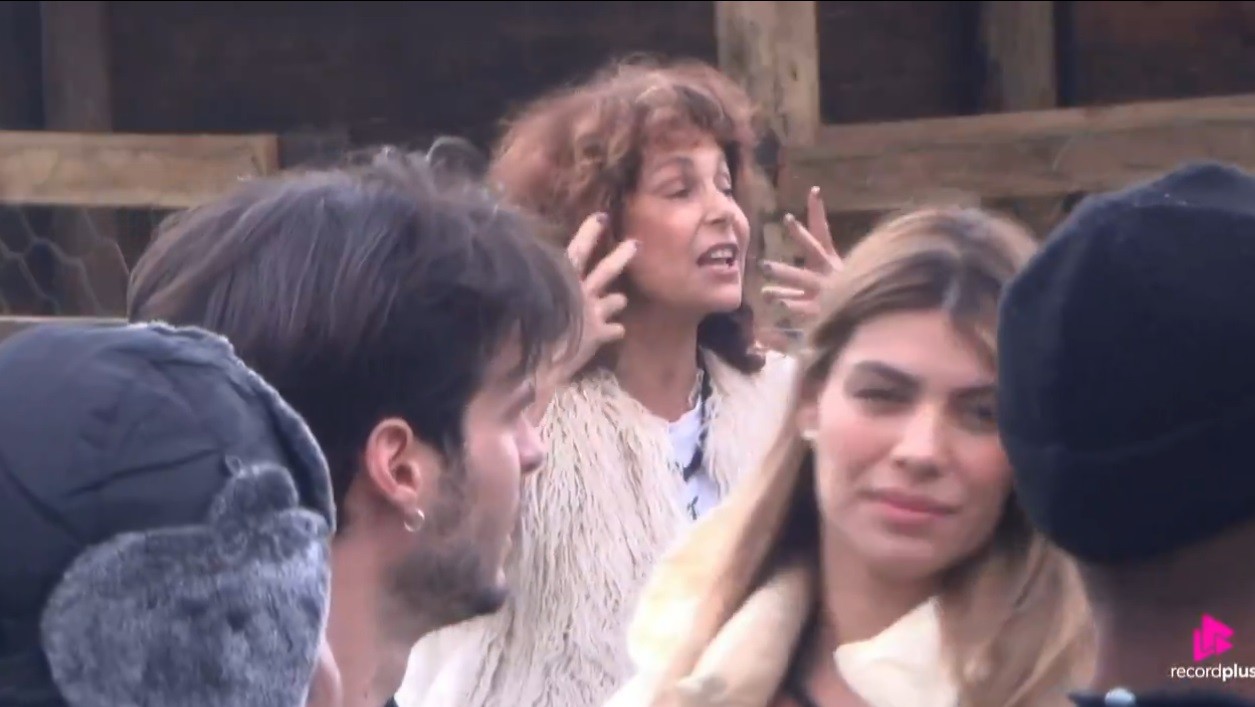 Tirar leite da vaca já causa confusão em 'A fazenda' entre ex-'Casamento às cegas' e ex-'Pantanal' - Foto