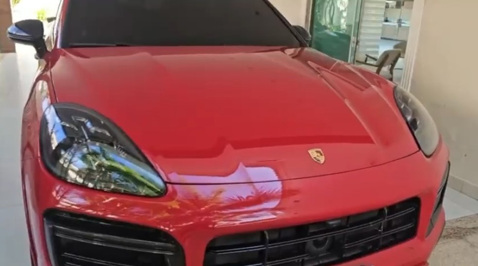 Um dos carros apreendidos pela PF em, mansão na Barra da Tijuca — Foto: Reprodução