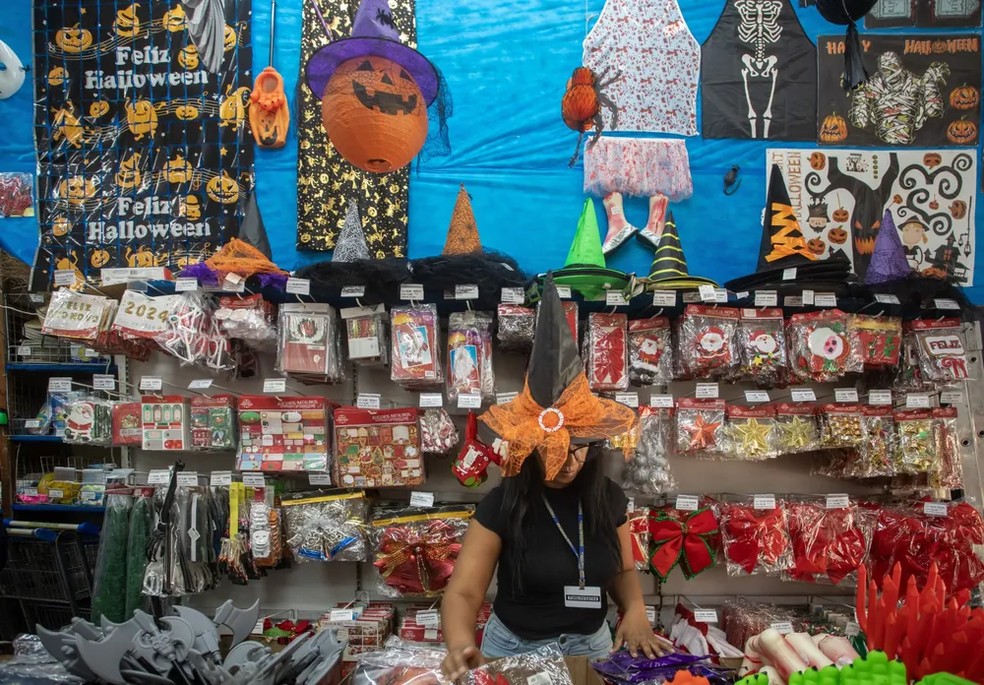 Vendedora Jaqueline Teixeira atende a clientela no Saara &agrave; car&aacute;ter &mdash; Foto: Ana Branco/Ag&ecirc;ncia O Globo