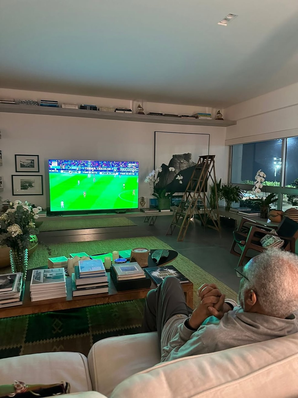Gilberto Gil no apartamento dele em Copacabana — Foto: Reprodução/Instagram