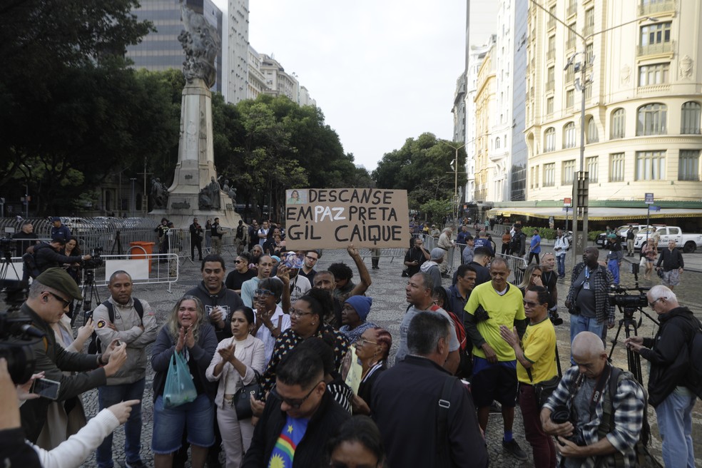 Fãs prestam homenagens no velório de Preta Gil — Foto: Gabriel de Paiva/Agência O Globo