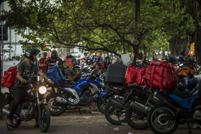 Entregadores celebram nova lei que obriga apps de delivery a criar pontos de apoio no Estado do Rio