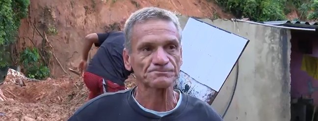 Na foto, Cláudio, avó do menino Calebe Jefferson Veloso Costa, que morreu em um desabamento em Japeri. — Foto: Reprodução TV Globo