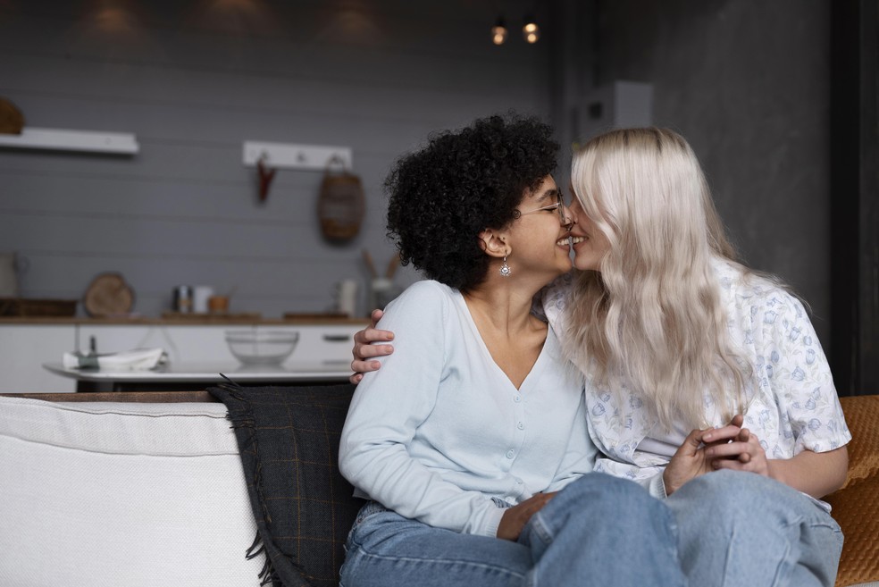 Pesquisa mostrou que casais do mesmo gênero relataram bem-estar maior que os de gêneros diferentes — Foto: Freepik