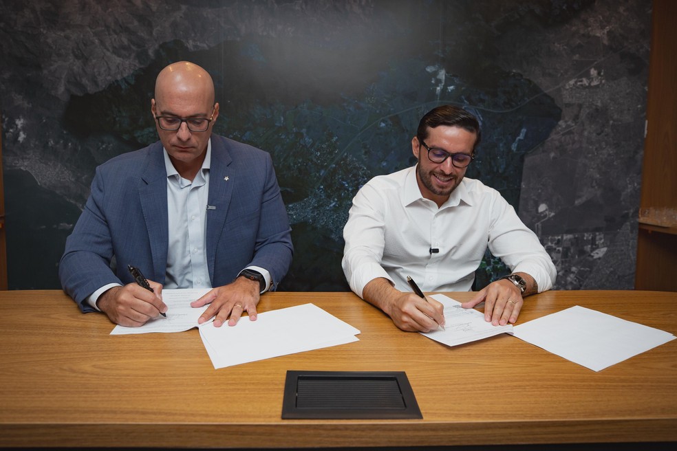 O Secretário de Polícia Civil, Felipe Curi (à esquerda), e o prefeito de Itaguaí, Haroldo Rodrigues Jesus Neto — Foto: Divulgação