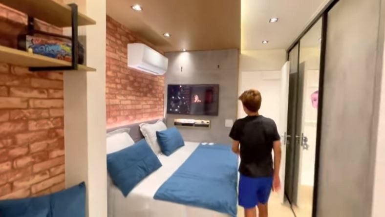 Christian mostra seu quarto — Foto: reprodução/ youtube 
