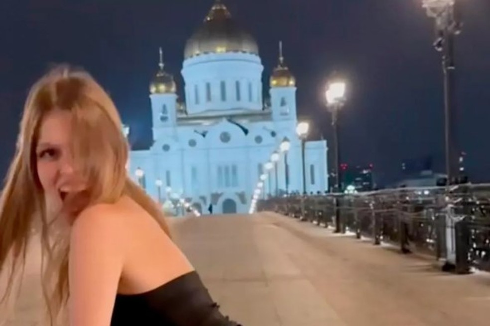 Estudante universit&aacute;ria rebola na frente da catedral de Moscou &mdash; Foto: Reprodu&ccedil;&atilde;o/TikTok