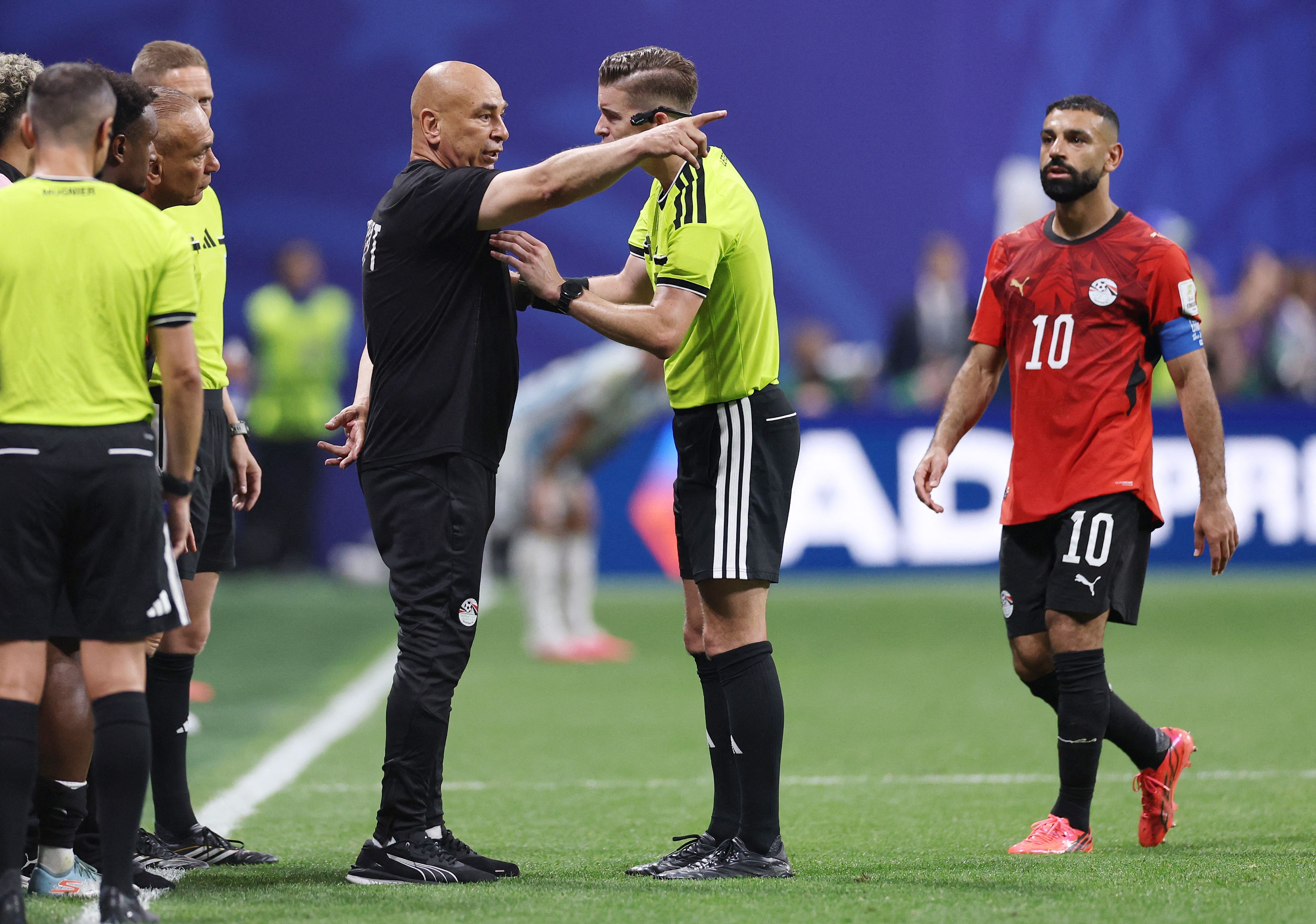 Após eliminação para a Argentina, federação do Egito denuncia arbitragem à Fifa e pede exclusão de trio francês da Copa do Mundo
