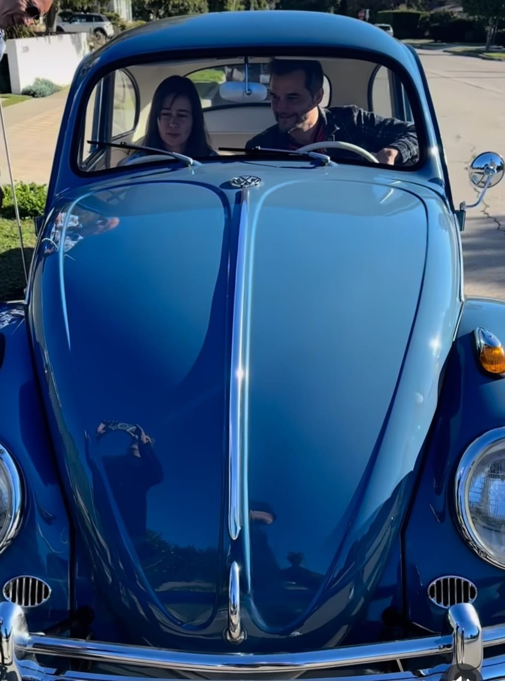 Wagner Moura com a mulher, Sandra, em seu fusca em frente à casa onde mora em Los Angeles — Foto: reprodução/ X