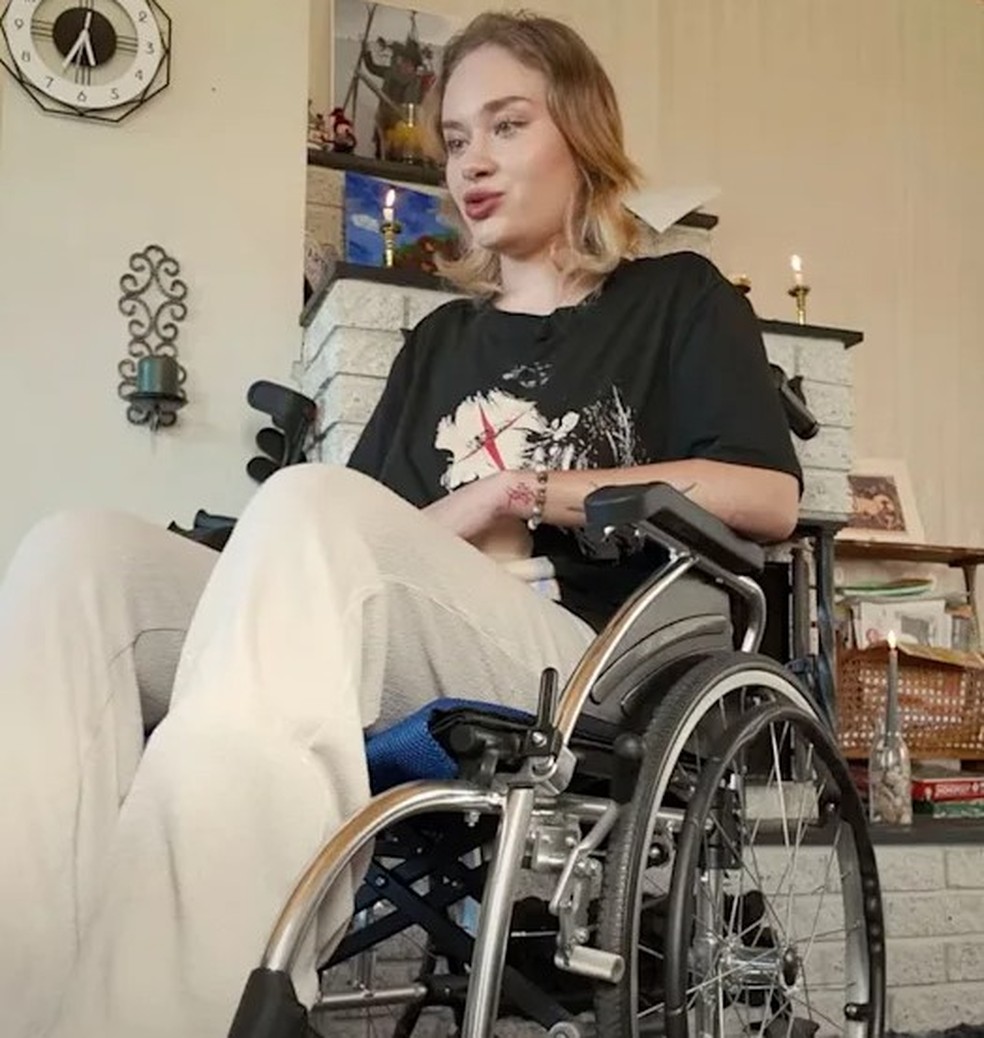 Maria Kovalchuk se locomove de cadeira de rodas — Foto: Reprodução
