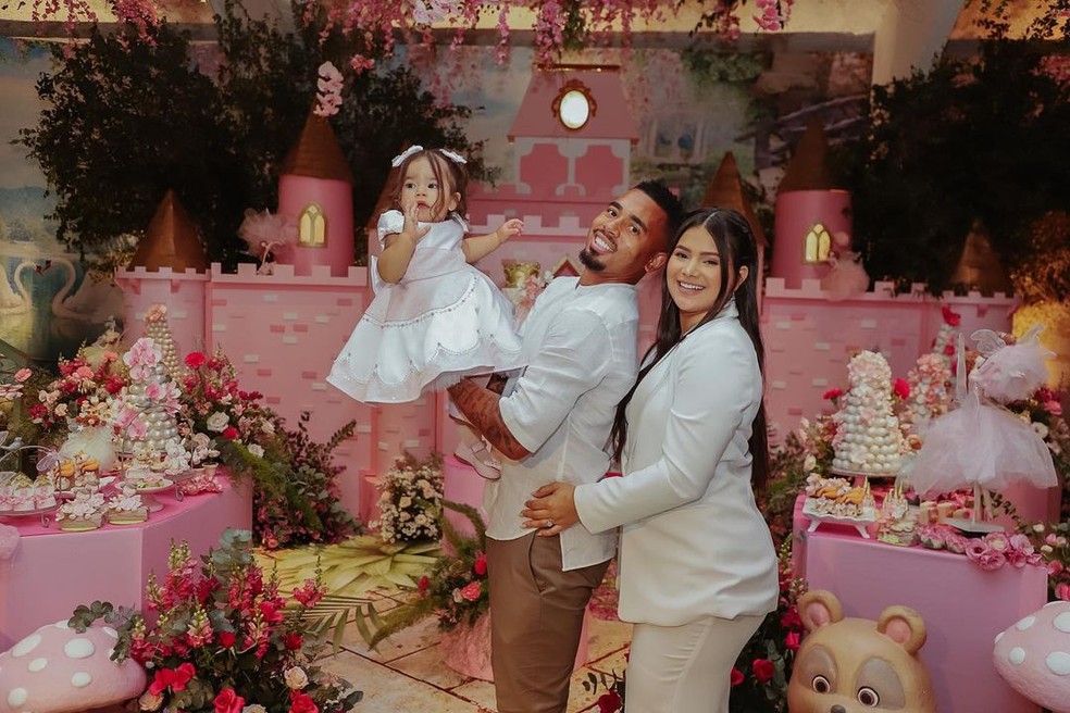 Gabriel Jesus e Raiane Lima com a filha Helena  Foto: Reproduo