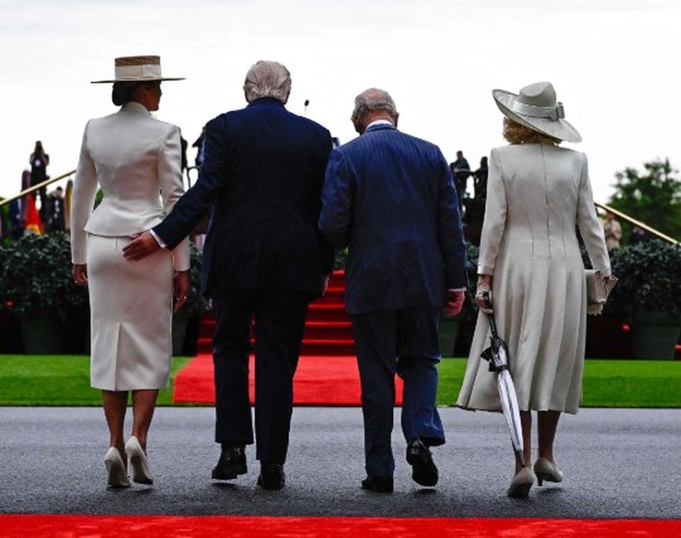 Trump é flagrado com 'mão boba' durante evento com o rei Charles III na Casa Branca — Foto: AFP