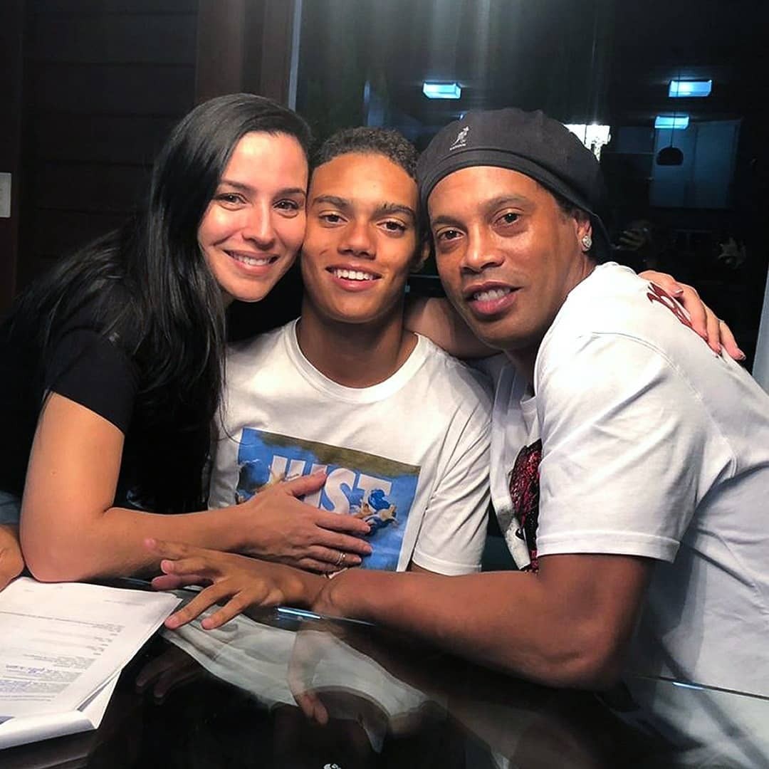 Mãe do filho de Ronaldinho Gaúcho saí em defesa após mensagens de famosa para o jogador: 'Criei um homem'
