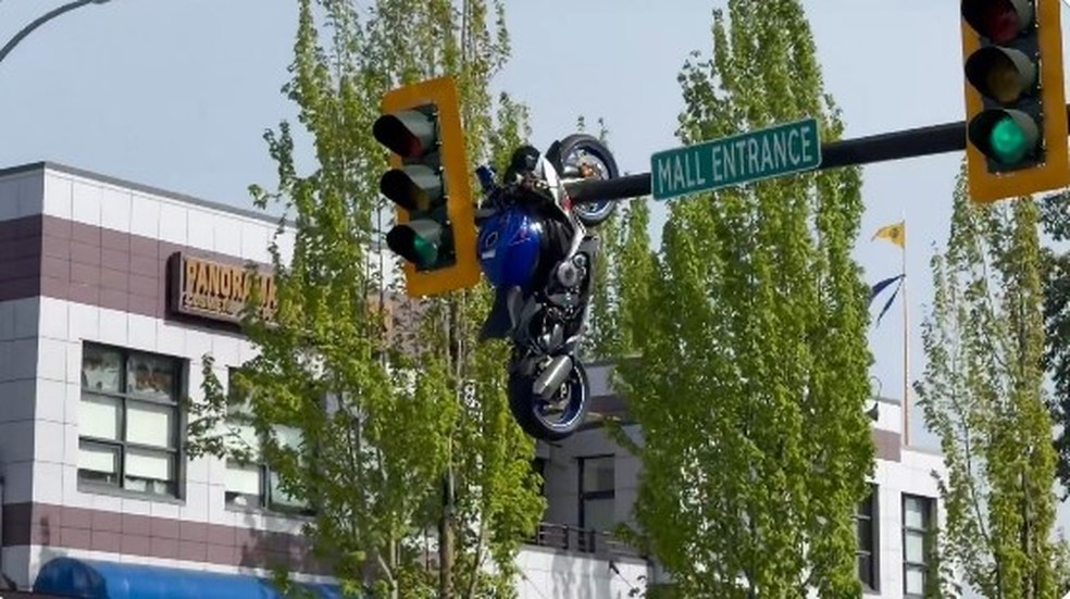Acidente gravíssimo faz moto decolar e ficar presa em sinal de trânsito no Canadá — Foto: Reprodução/X