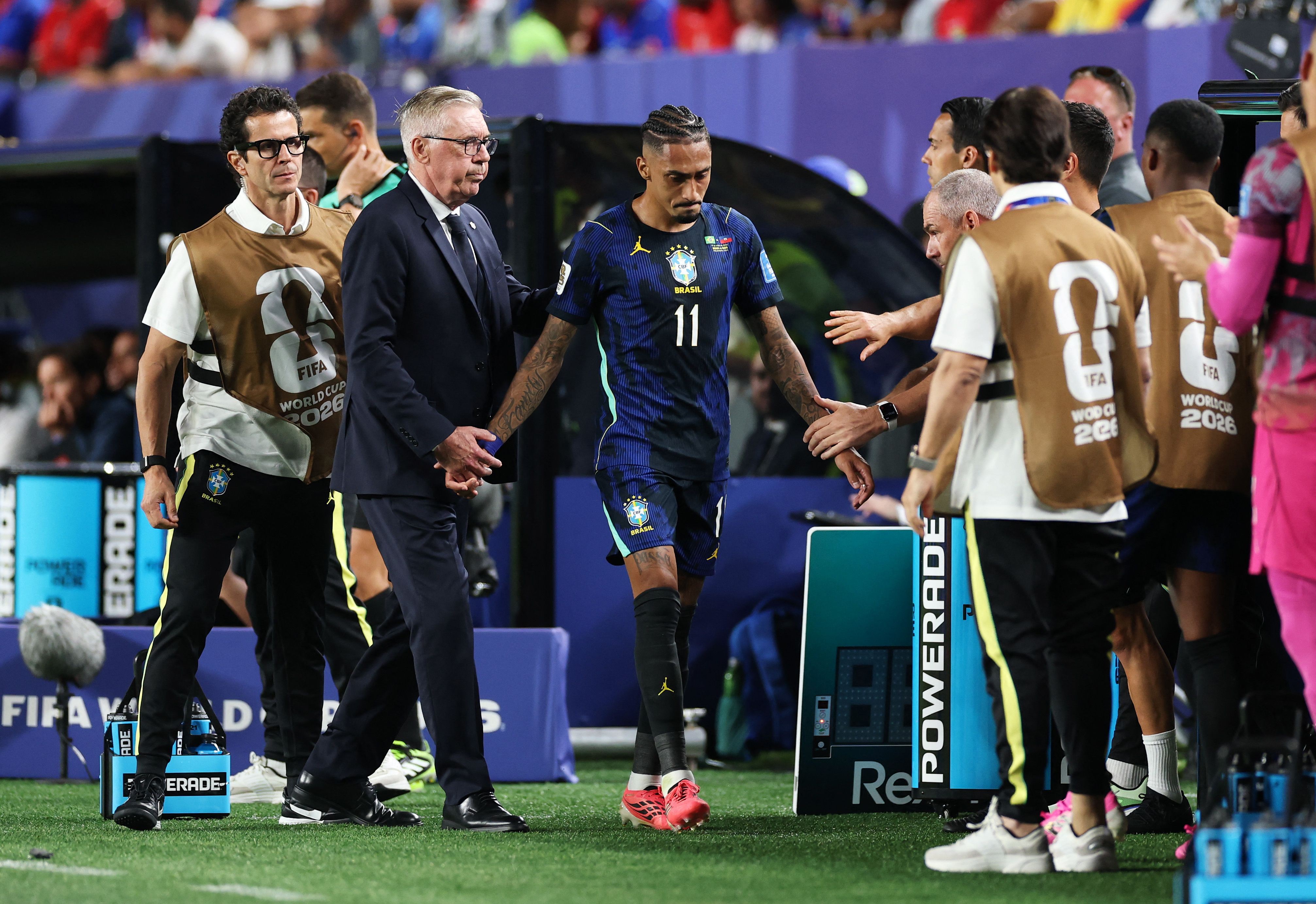 Raphinha deixa estádio em silêncio, mas sem mancar após ser substituído no primeiro tempo contra o Haiti