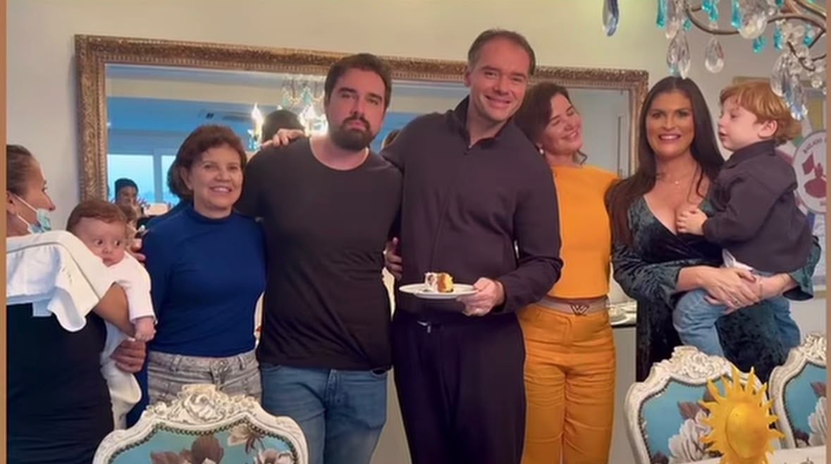 Luma de Oliveira reúne filhos, nora e netos em foto no aniversário de Thor - QTU Questões do Universo
