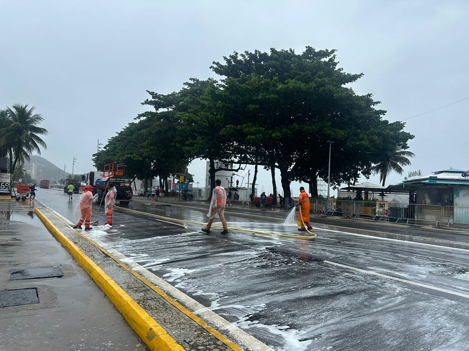 Show de Shakira em Copacabana deixa 362 toneladas de lixo e mobiliza 2 mil garis na limpeza