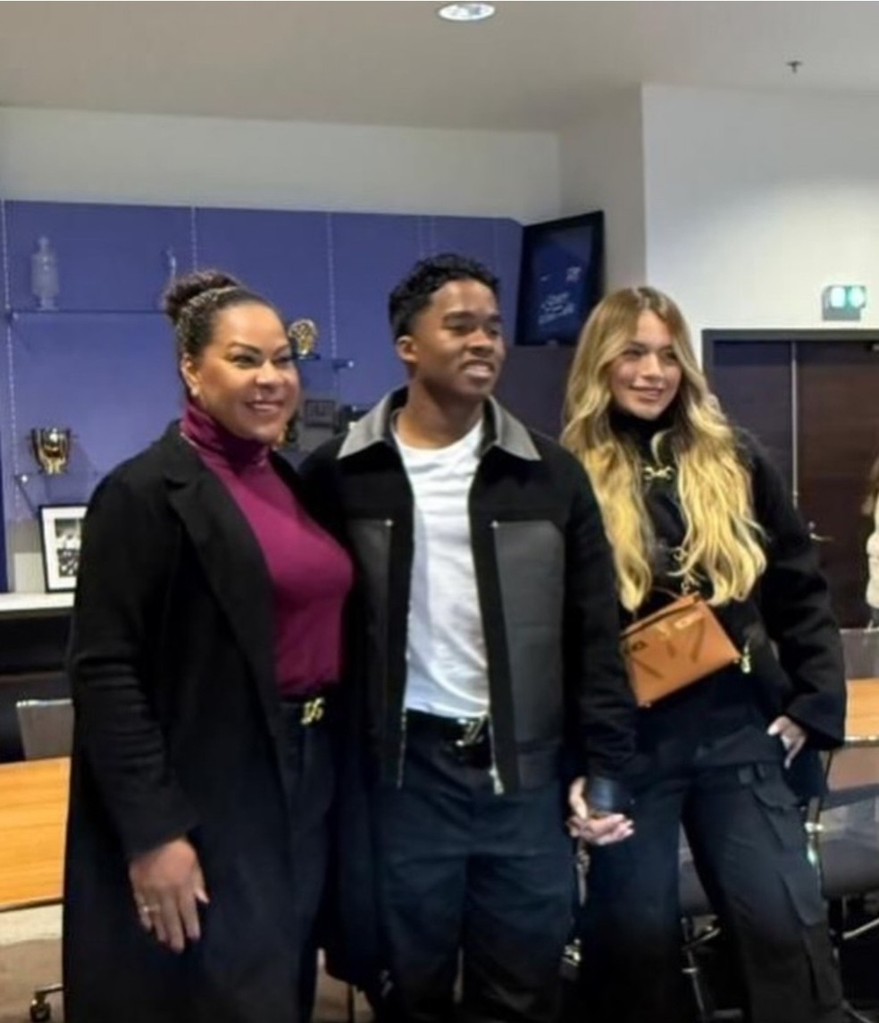 Endrick com a mãe e Gabriely quando assinou com o Lyon — Foto: Reprodução/Instagram