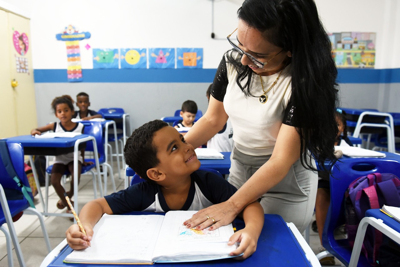 Terminam nesta terça-feira as incrições da seleção de 103 professores temporários com salários de até R$ 6.335