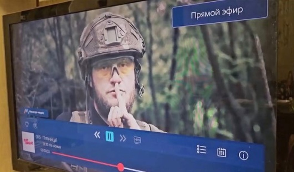 TV russa é hackeada e soldados ucranianos surgem na tela fazendo sinal de silêncio — Foto: Reprodução