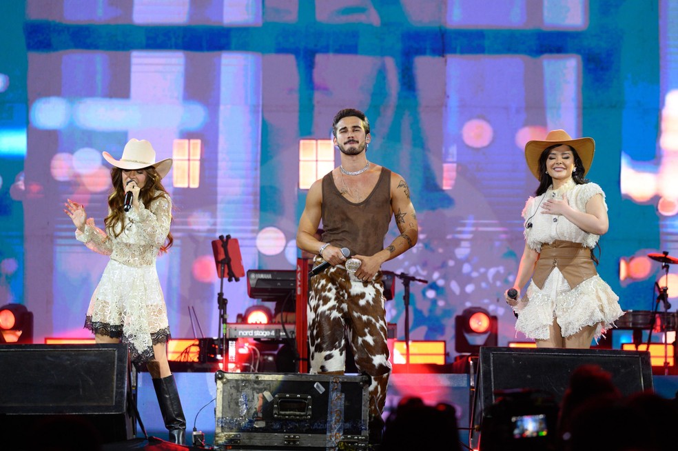 João Raul (Felipe Bragança) sobe ao palco com Maiara e Marisa em 'Coração acelerado' — Foto: Gabi de Morais/ Rede Globo/ Divulgação