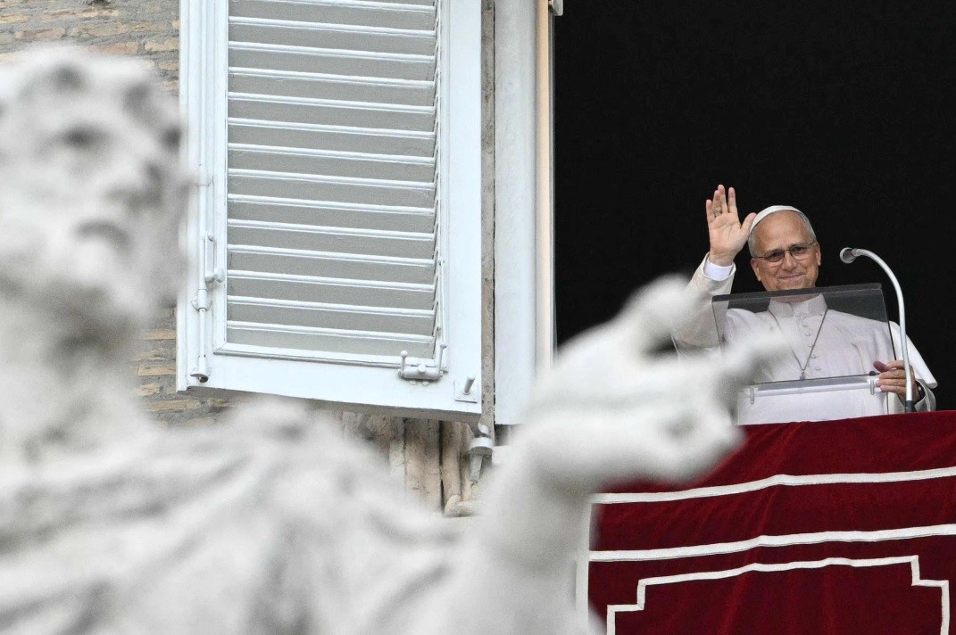 Após cirurgia para tratar câncer, Leão XIV reza o Angelus diante de multidão no Vaticano