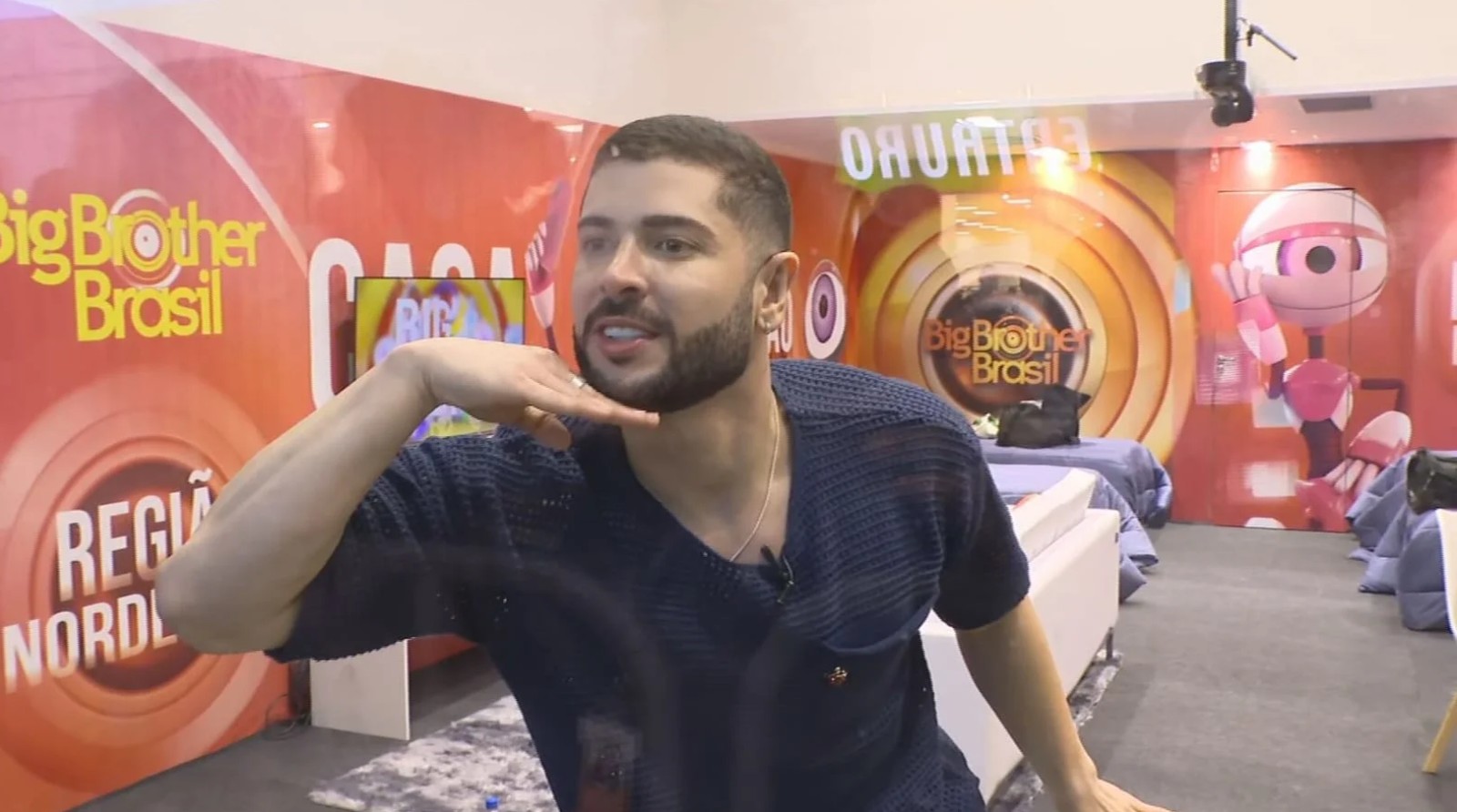 Marcelo na Casa de vidro do 'BBB 26' — Foto: Reprodução: Globo