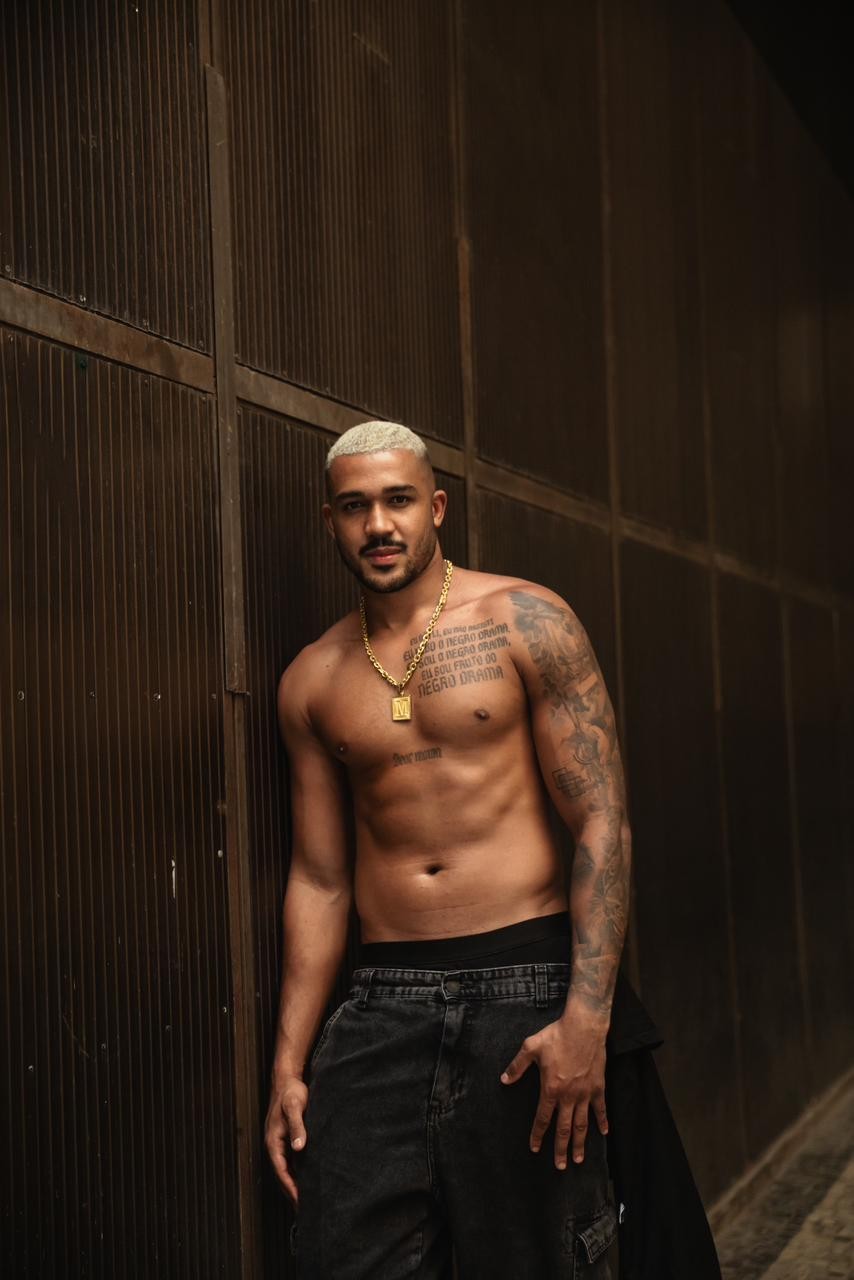 Ex-BBB Matheus Moreira tem seu dia de modelo ao se despedir do Rio: 'Fui me soltando'
