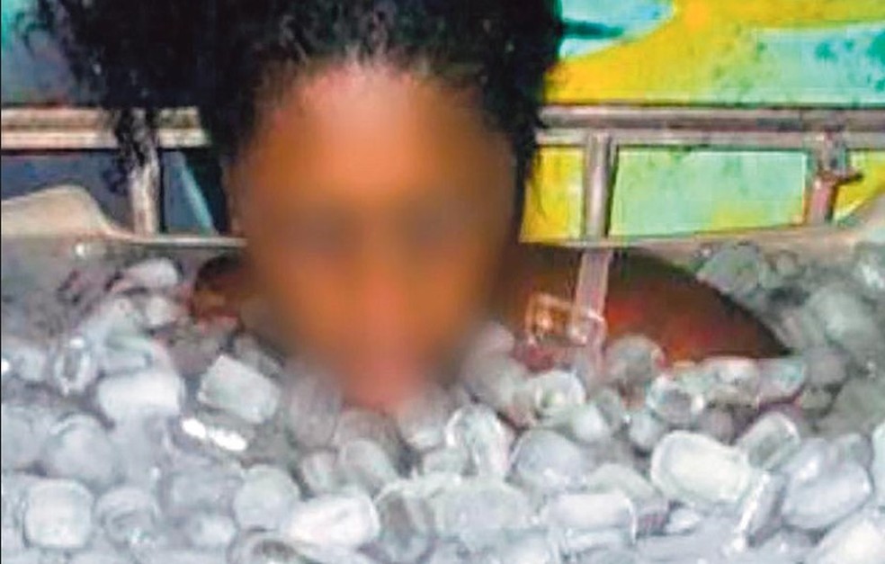 Castigo.  Mulher é mergulhada  em banheira cheia de gelo por ter brigado em um baile funk: ordem teria partido  de BMW — Foto: Reprodução