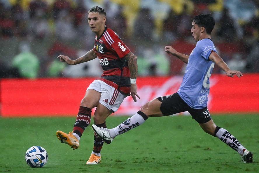 Flamengo's Uruguayan defender Guillermo Varela (L) is challenged by Independiente del Valle's Argentine midfielder Lorenzo Faravelli during the Conmebol Recopa Sudamericana second leg final match between Brazil's Flamengo and Ecuador's Independiente del Valle at Maracana Stadium in Rio de Janeiro, Brazil, on February 28, 2023. (Photo by MAURO PIMENTEL / AFP)