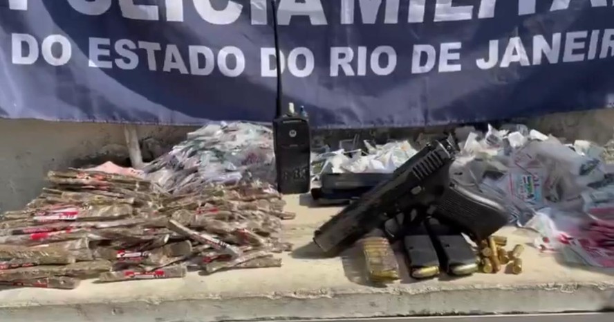 O material apreendido pelos PMs na comunidade do Barbante