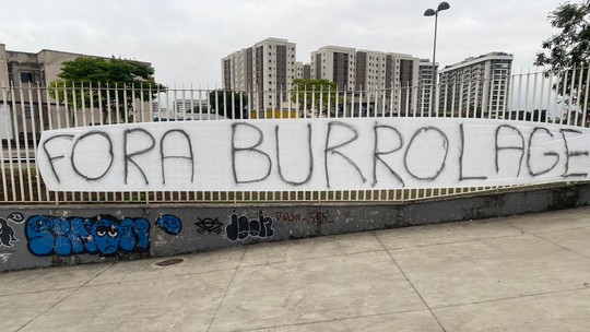 Torcida organizada do Botafogo realiza protesto com faixas no Nilton Santos: 'Fora Burro Lage'