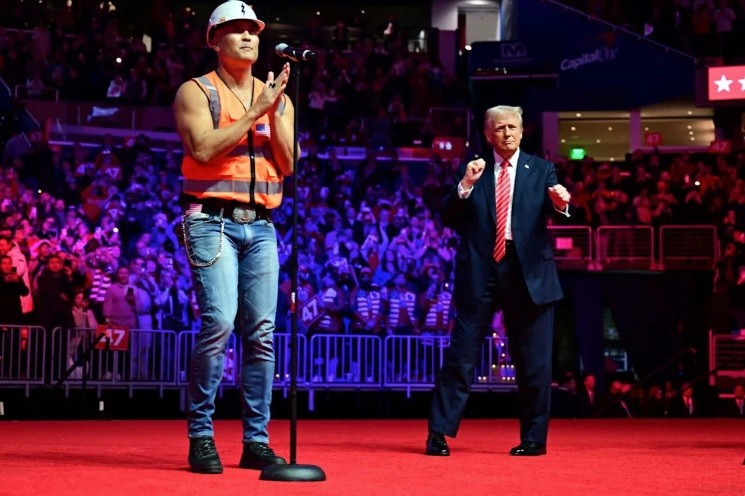 Trump: Melania odeia que ele dance ao som de 'hino nacional gay'