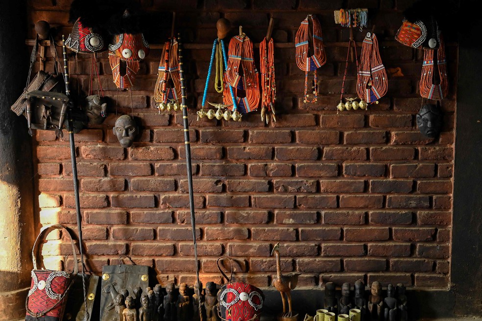 Joias do rei Konyak exibidas em sua residência — Foto: Arun Sankar / AFP