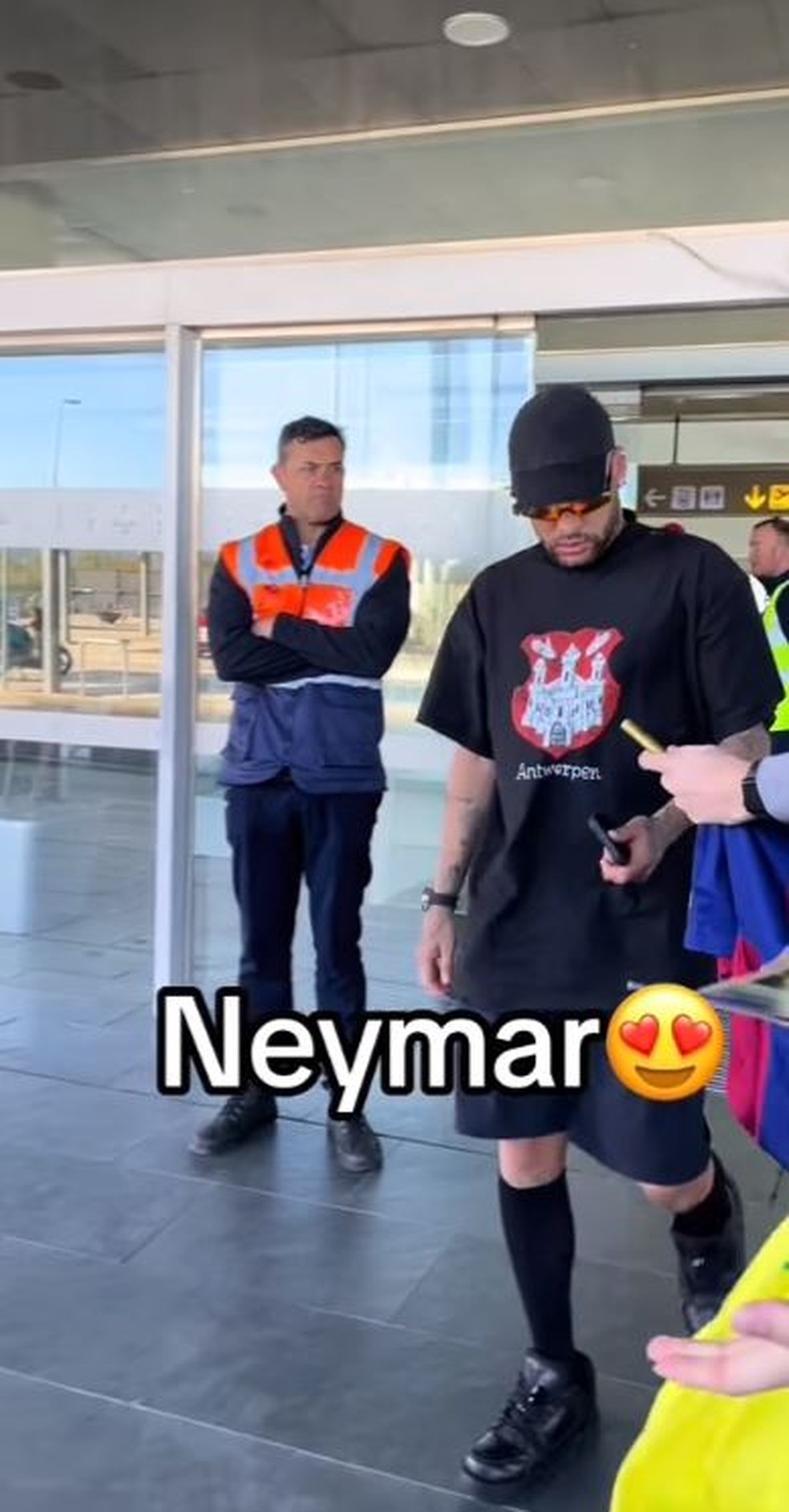 Neymar na chegada ao aeroporto de Barcelona — Foto: reprodução/ instagram