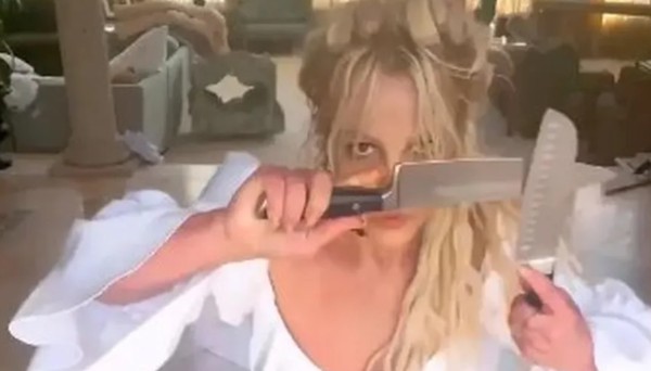 Britney Spears diz que se inspirou em Shakira e acalma fãs após vídeos com facas