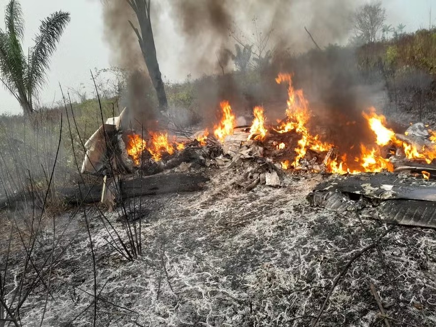 Avião de pequeno porte cai no Mato Grosso