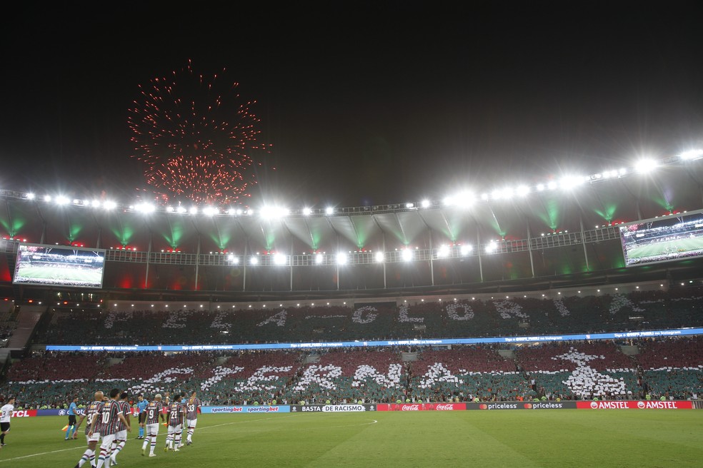 Mosaico da torcida do Fluminense, no jogo contra o Olimpia, pela Libertadores — Foto: Alexandre Cassiano / Agência O Globo
