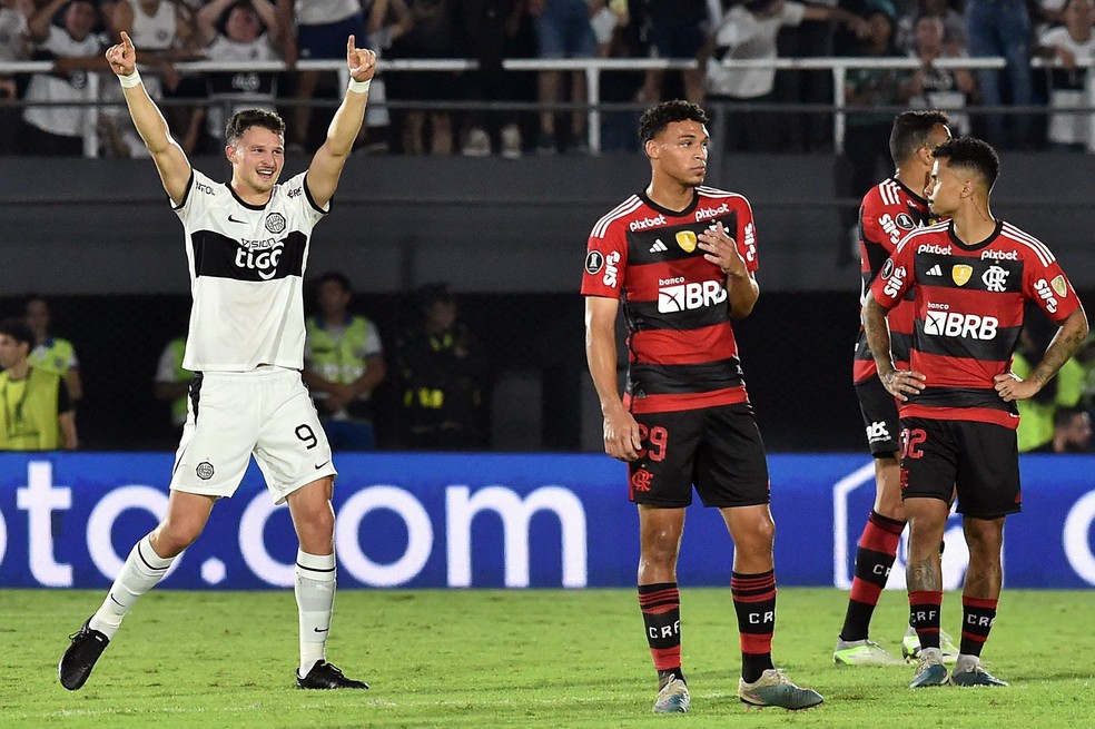Queda para o Olimpia foi considerada uma "flamengada" por torcedores do Flamengo &mdash; Foto: NORBERTO DUARTE / AFP