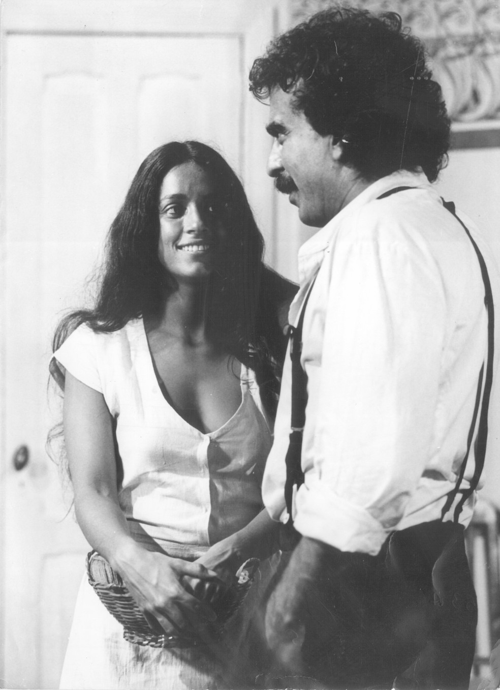 Sonia Braga e Armando Bogus na novela "Gabriela" — Foto: divulgação/ tv globo