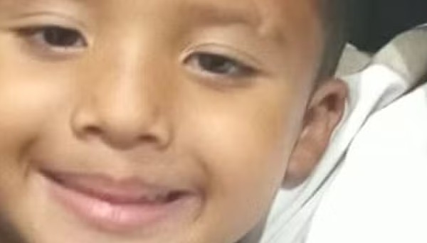 Pai de menino encontrado morto em piscina alerta sobre vaquinhas falsas para enterro