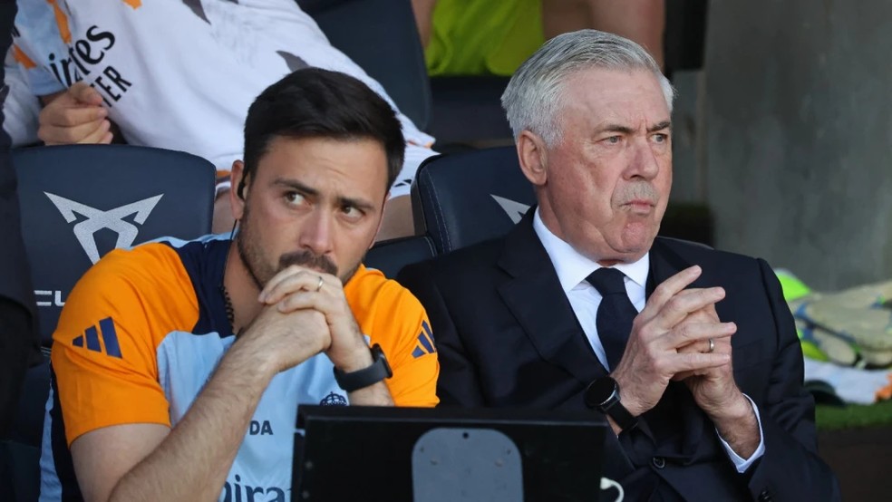 Davide Ancelotti ao lado do pai Carlo no Real Madrid — Foto: AFP