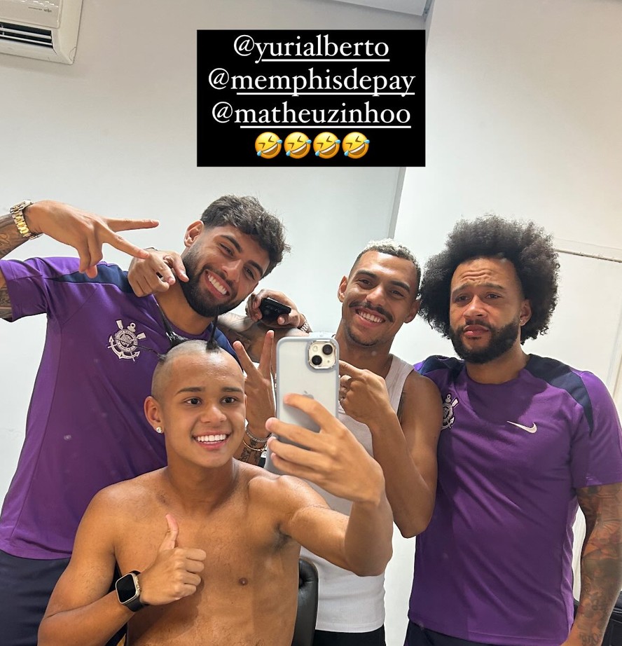 Guilherme Gama, do Corinthians, tem cabelo raspado em trote
