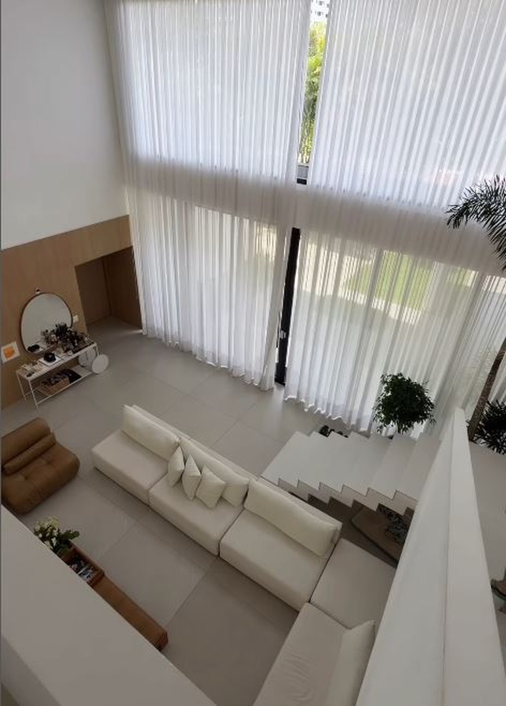 A sala da mansão do jogador do Flamengo Léo Ortiz — Foto: reprodução/ instagram