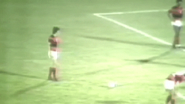 Gol de Zico (Flamengo) contra o Cobreloa, na final da Libertadores de 1981 — Foto: Reprodução