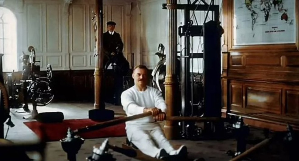 Novas imagens colorizadas mostram como era o Titanic por fora e por dentro: passageiro se exercita na primeira classe — Foto: Reprodução/Channel 4