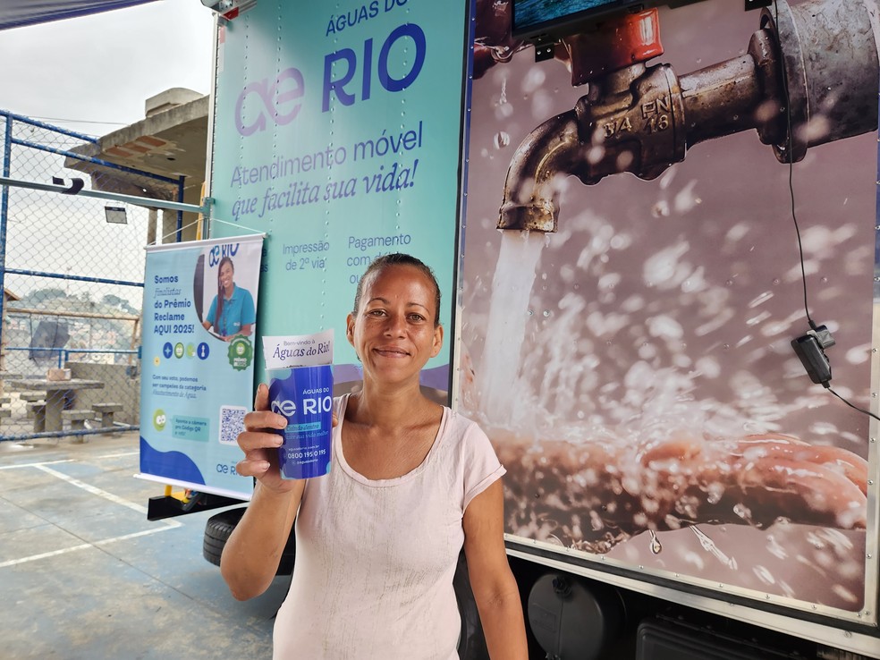 Vanessa de França, moradora do Morro do Amor, que conseguiu pela primeira vez ter um comprovante de residência em seu nome por meio da Águas do Rio — Foto: Divulgação
