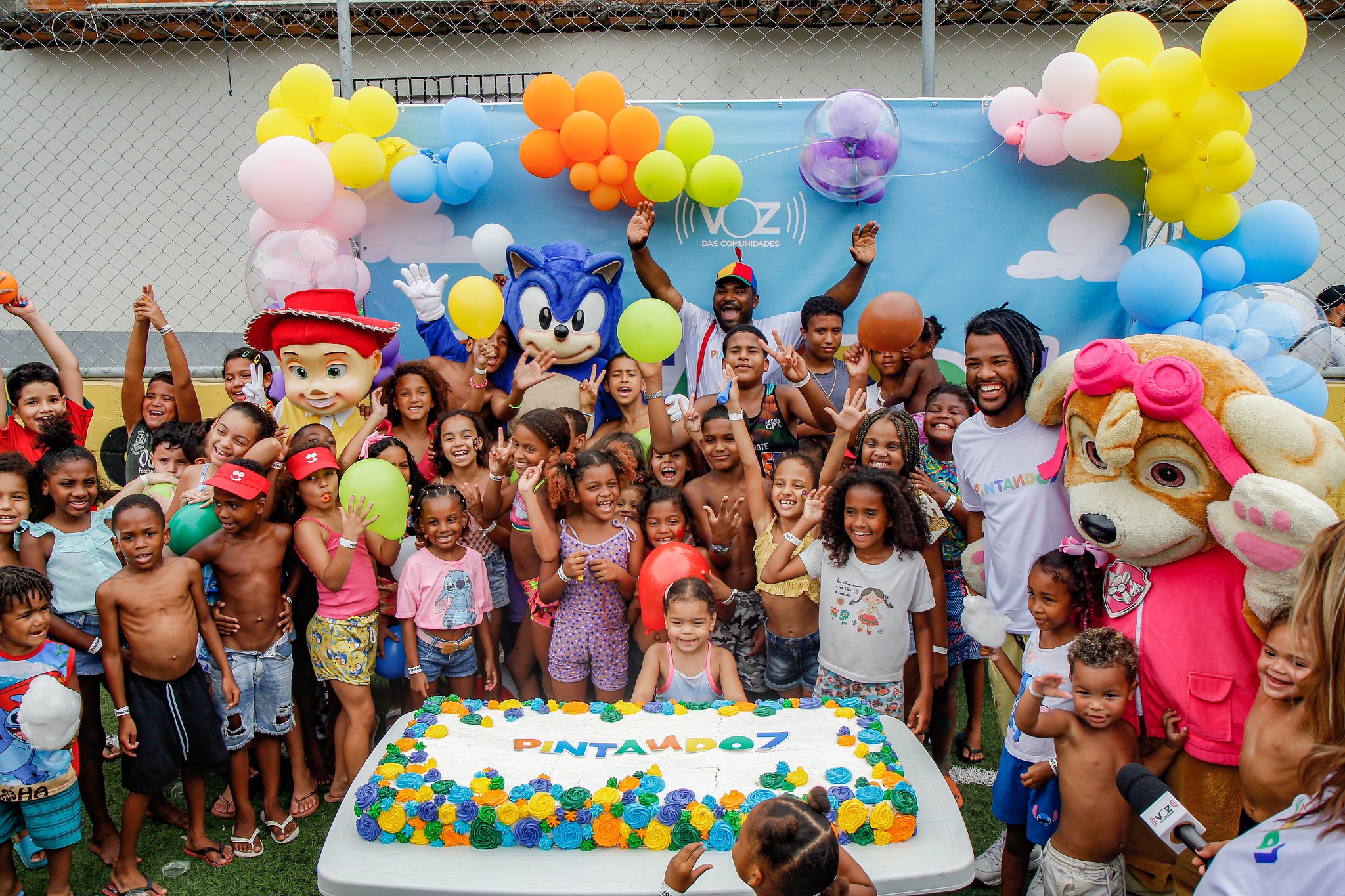 Voz das Comunidades realiza 13ª edição do Pintando o 7 com festa para crianças no Complexo do Alemão