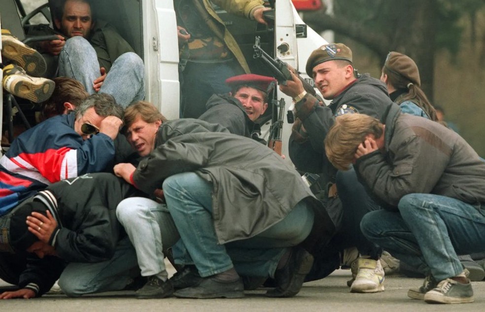Membro de força especial da Bósnia abre fogo contra sérvios durante o cerco a Sarajevo — Foto: AFP